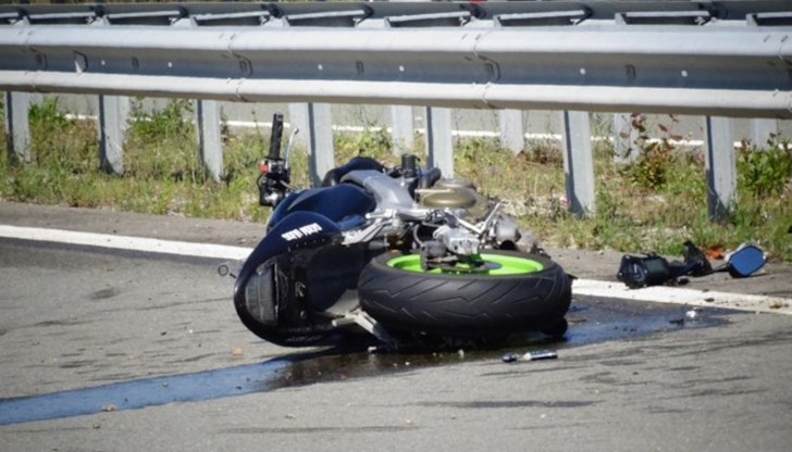 Товарен автомобил сече пътя на моторист Товарен автомобил сече пътя на моторист