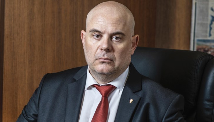 Затова си мисли, че всички други са като него, допълва Гешев