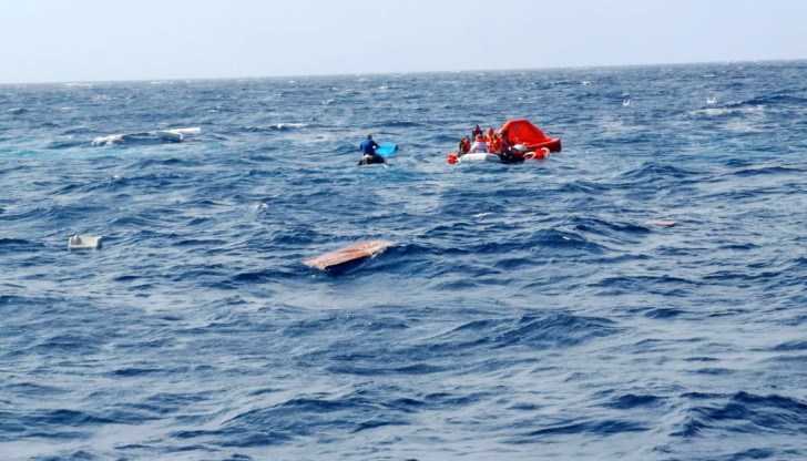 Гръцки служители изтласкали спасителните салове с мигрантите обратно към турските териториални води