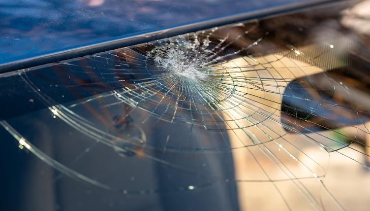 На място има полиция, която регулира движението