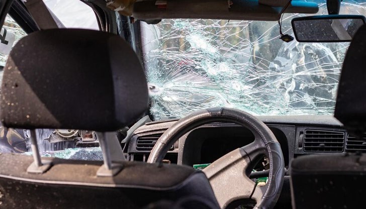 С твърд предмет са счупени всички стъкла на автомобила, фаровете и габаритите и са срязани четирите гуми с режещ предмет