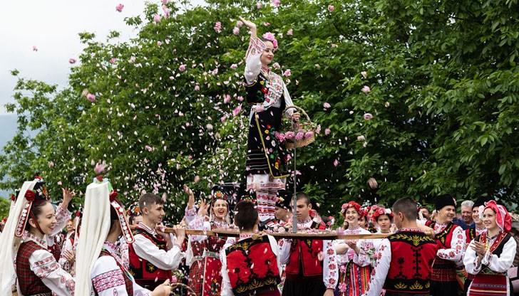 Многохилядното шествие е по повод 120-те Празници на Розата