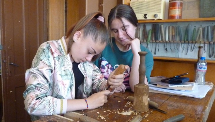 В един ден гимназията се превърна в действащо предприятие за дизайн и изработване на проекти за мебели