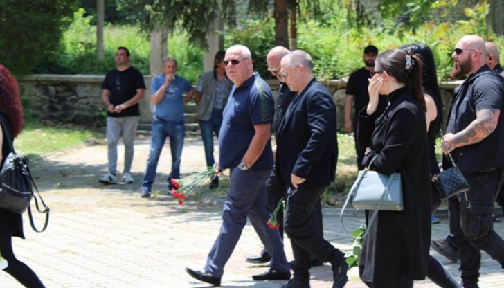 Пред сградата на „Свети Георги“ имаше много венци, включително „бившите служители на ЦСБОП“