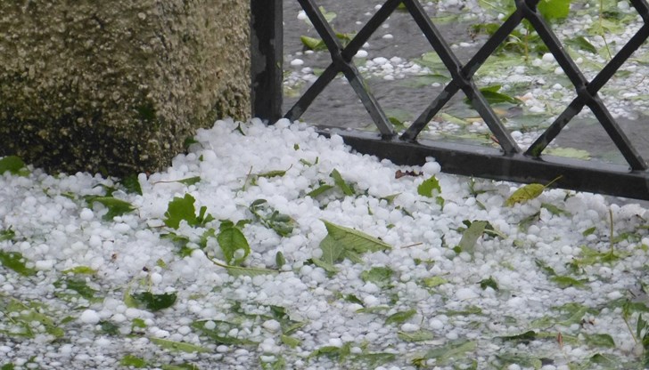 В няколко населени места в Сливенско е паднала градушка с размерите на лешник В няколко населени места в Сливенско е паднала градушка с размерите на лешник
