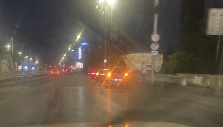 Свидетели твърдят, че са се сблъскали 5 автомобила, а на пътя има разпилени части от тях Свидетели твърдят, че са се сблъскали 5 автомобила, а на пътя има разпилени части от тях