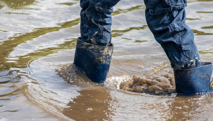 Язовир преля и наводни бивш метален цех Язовир преля и наводни бивш метален цех