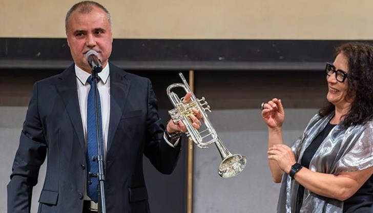 Евгени Димитров-Маестрото връчи подаръка на учениците от Музикалната гимназия