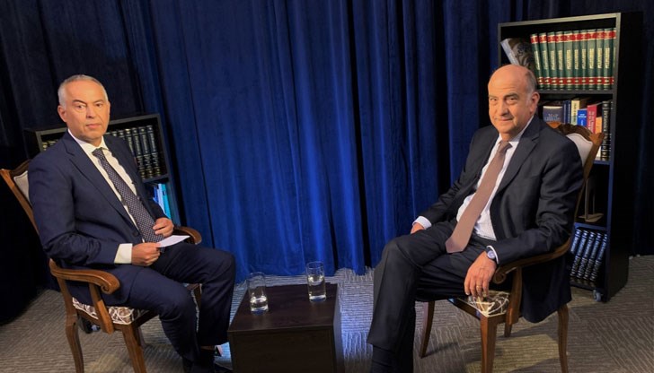 Това, което ние като посланици правим, е да се застъпваме за политиките, които САЩ подкрепят, обясни той Това, което ние като посланици правим, е да се застъпваме за политиките, които САЩ подкрепят, обясни той