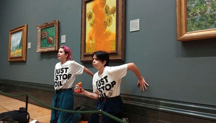 Двете жени се залепиха за рамката ѝ в музей в Стокхолм