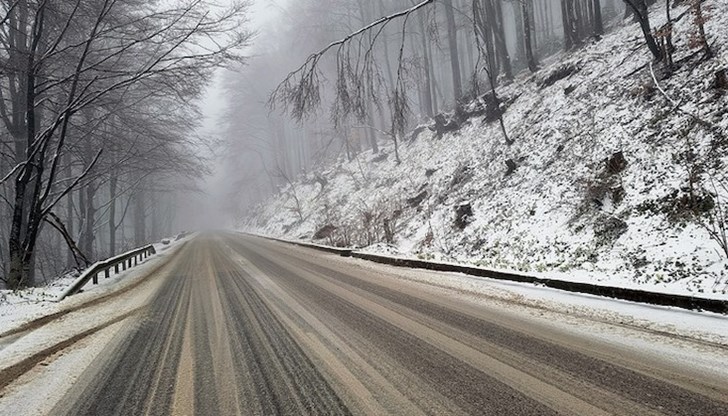 Снежната покривка, образувала се при прохода Сахара, е на 2685 м надморска височина