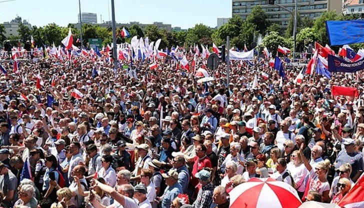 Половин милион души се събраха в центъра на Варшава на протест