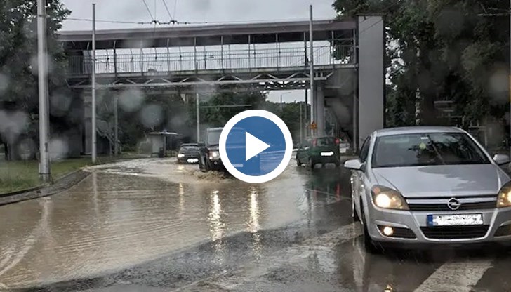 Огромна локва се е образувала на пътя между "Аспарухово" и „Галата“