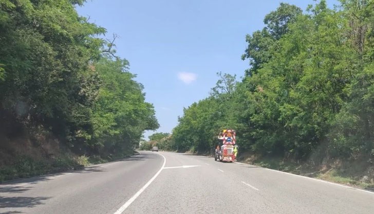 В момента се извършва дейността по полагането на крайна пътна линия в района на Мойсев баир В момента се извършва дейността по полагането на крайна пътна линия в района на Мойсев баир