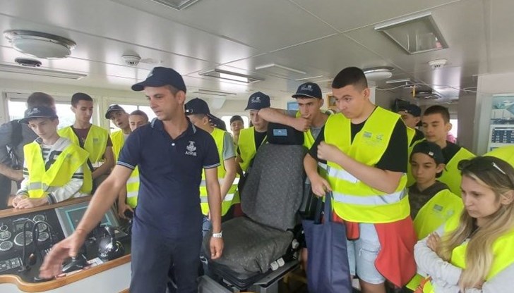 Учениците бяха посрещнати на борда на хидрографния кораб от капитан Венцислав Минков