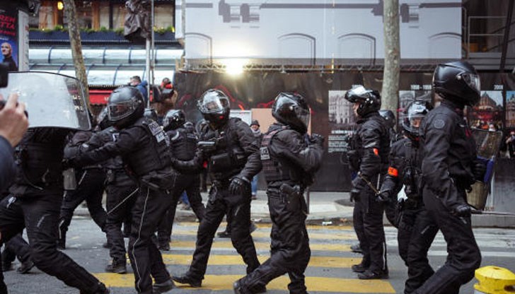 Властите се готвят за четвърта поредна вечер на размирици, предизвикани от смъртта на 17-годишен младеж