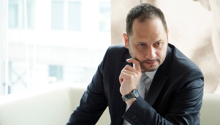 Това, което се случва, прилича на отмъщение, вендета между два клана, смята евродепутатът