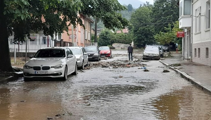 Усложнена остава обстановката в някои райони на страната след обилните валежи