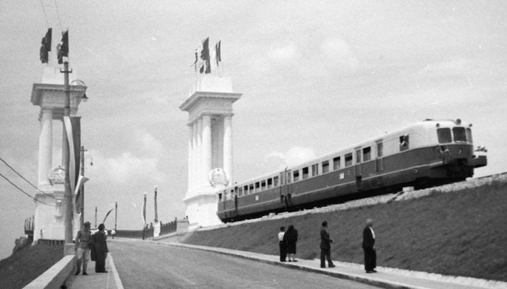 Първият мотрисен влак преминава през Моста на дружбата след откриването му на 20 юни 1954 година