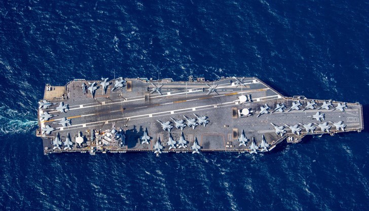 Самолетоносачът USS "Джералд Форд" води ударна група от кораби