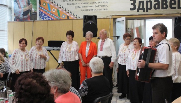 Над 100 души от третата възраст се заредиха с добро настроение в сградата на кметство Мартен