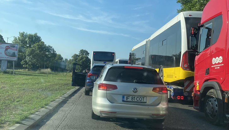 Булевард "България" в Русе е напълно блокиран