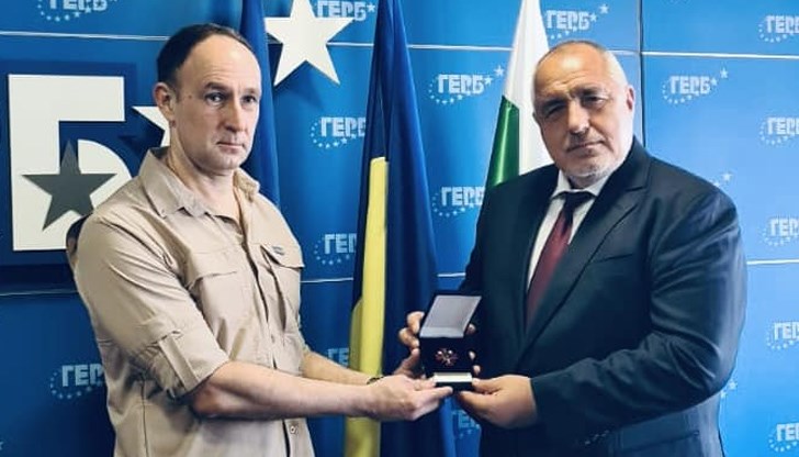 Лидерът на ГЕРБ прие почетния знак от заместник-министъра на отбраната на Украйна Денис Федотов и посланика на страната Олеся Илашчук