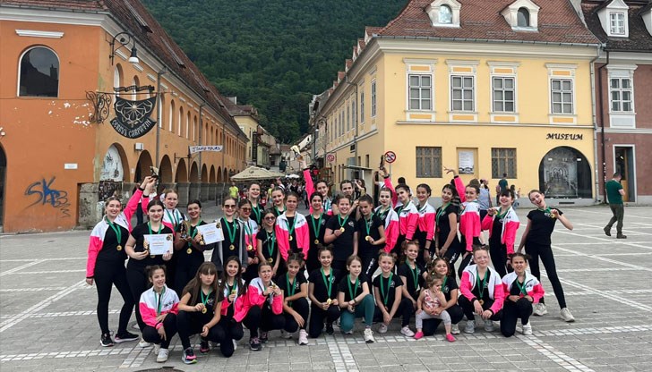 Русенските танцьори се състезаваха в 4 възрастови групи – „мини“, „джуниър“, „деца“ и „старши“ Русенските танцьори се състезаваха в 4 възрастови групи – „мини“, „джуниър“, „деца“ и „старши“