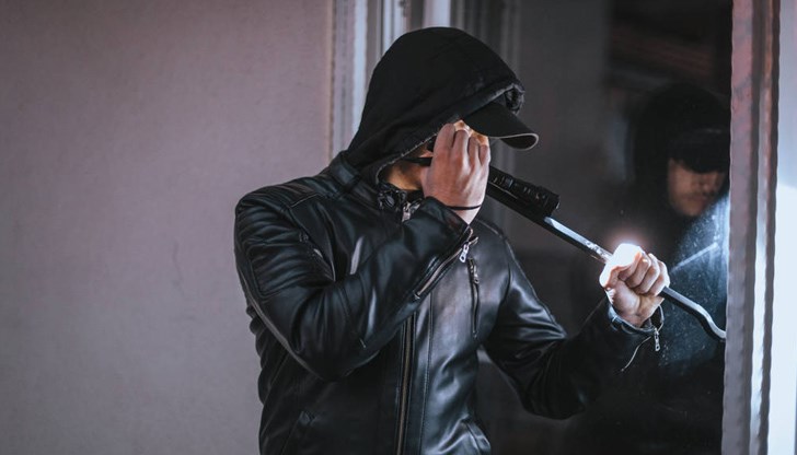 Апашите отмъкнали 750 лева, два акумулатора и тонколона