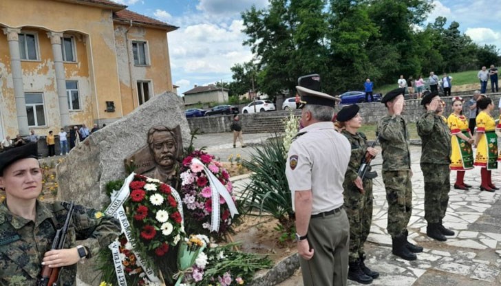 Централният площад в родното село Орлов дол носи името на бившия командващ Сухопътните войски