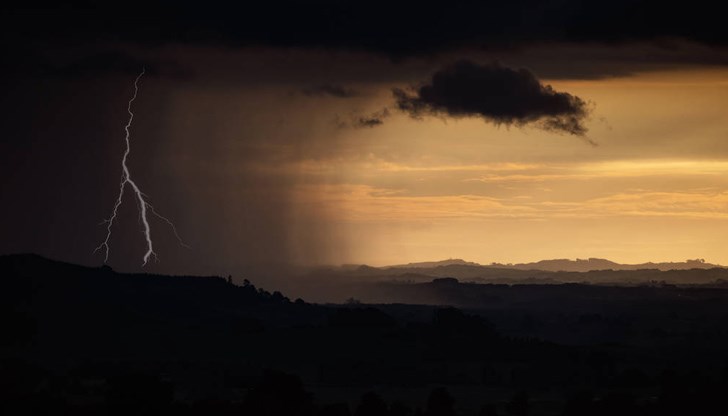 Поради преминаването на студен атмосферен фронт максималните температури слабо ще се понижат Поради преминаването на студен атмосферен фронт максималните температури слабо ще се понижат