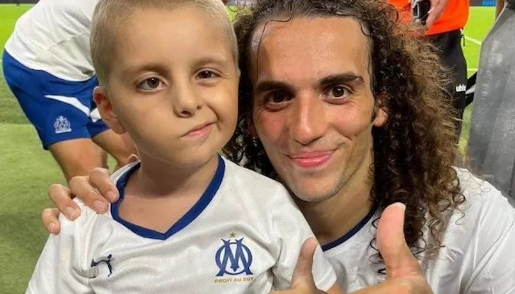 Футболните хулигани са нападнали детето, защото носело фланелка на противниковия отбор Футболните хулигани са нападнали детето, защото носело фланелка на противниковия отбор