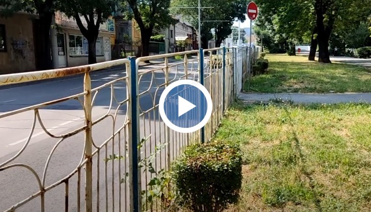 Досегашните прегради са напълно амортизирани, на места са захванати със подръчни средства