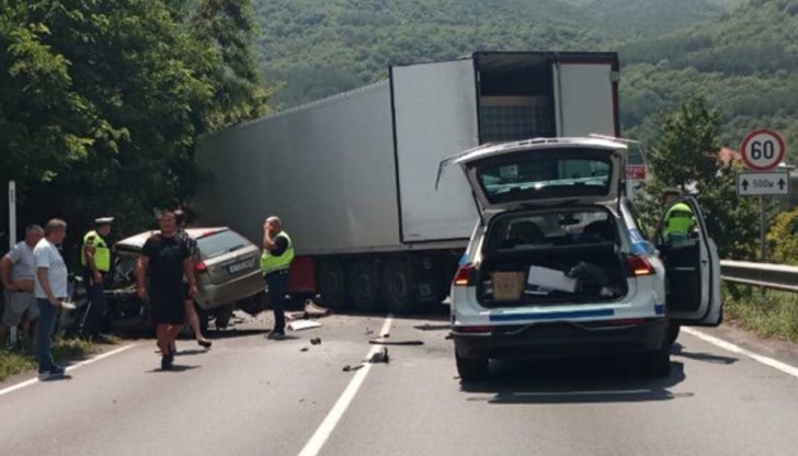 Жена загина при катастрофа между ТИР и кола в Благоевградско