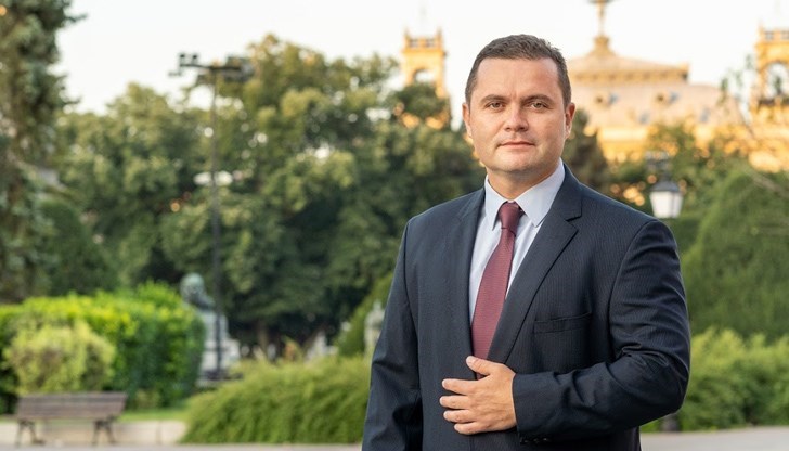 Пенчо Милков се провали във всички сфери, но неистово се напъва отново за кметския стол, коментира Живко Владимиров
