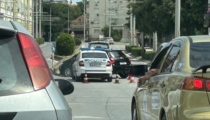 Автомобил се е ударил в бетонната разделителна ивица на булеварда