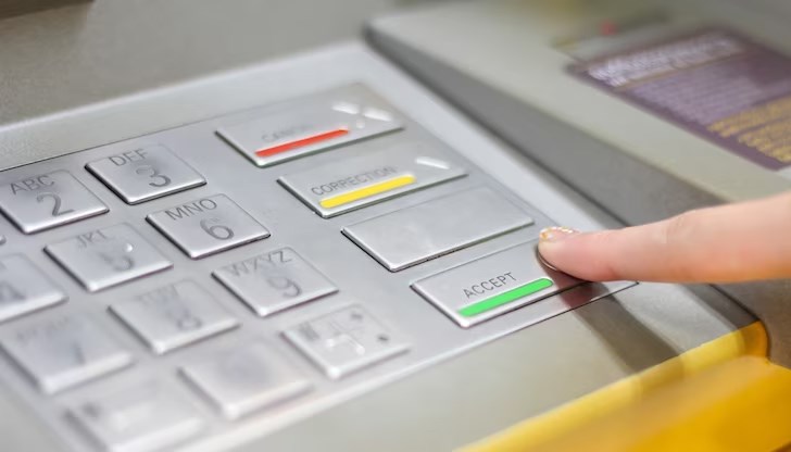 Досега на хората им се е налагало да вървят пеша до най-близкия банкомат, който се намира в Мартен Досега на хората им се е налагало да вървят пеша до най-близкия банкомат, който се намира в Мартен