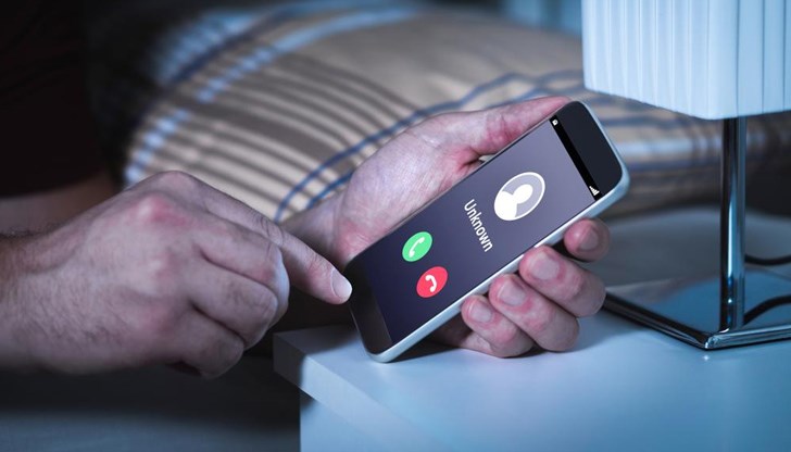 Жена се обажда, задава въпроси за онлайн поръчки и иска въвеждане на данни в електронна платформа