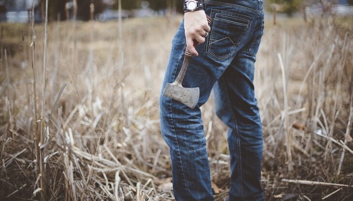 Задържаният посегнал с брадва към главата на друг мъж с двойно гражданство Задържаният посегнал с брадва към главата на друг мъж с двойно гражданство