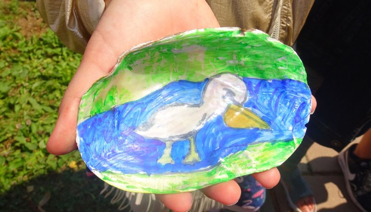 Малките художници рисуваха на асфалт, блокчета и върху мидени черупки