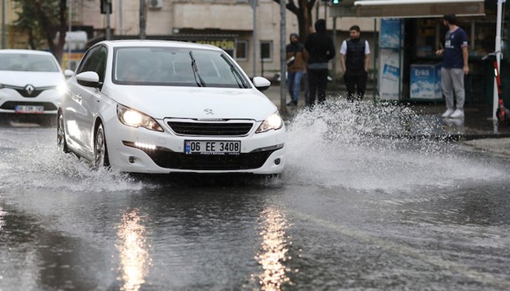 Най-малко трима души са загинали в наводнения