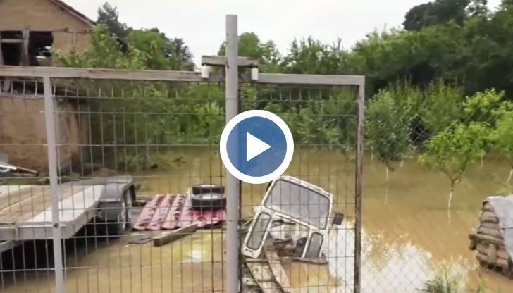 Десетки къщи са под вода