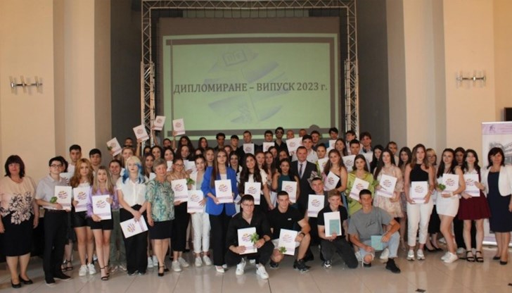 10 ученици завършват своето образование с пълно отличие