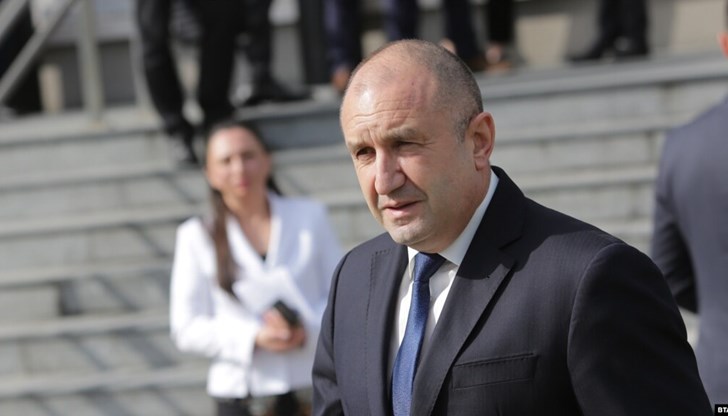 Президентът демонстративно си тръгна, докато новите министри полагаха клетва Президентът демонстративно си тръгна, докато новите министри полагаха клетва