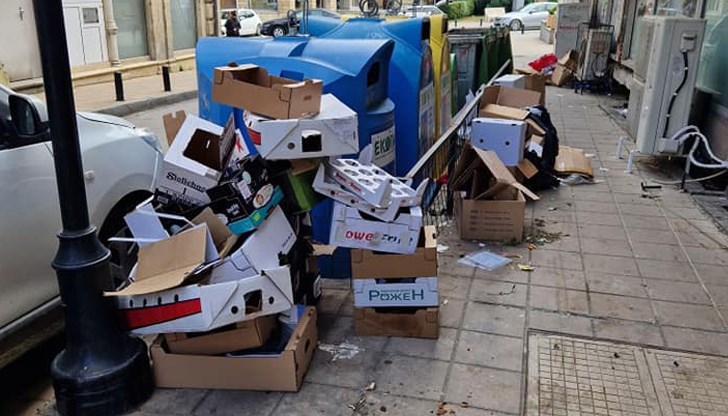 Множество разхвърляни боклуци по улица "Добруджа" смущават русенци