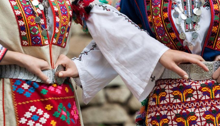 Организаторите призовават всички, които желаят да се включат, да дойдат облечени в народни носии Организаторите призовават всички, които желаят да се включат, да дойдат облечени в народни носии