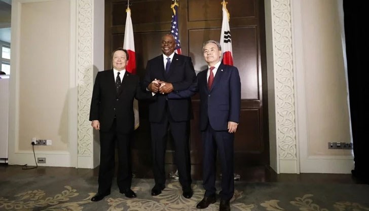 Лойд Остин, И Джон-суп и Ясукадзу Хамада се ръкуват по време на тристранна среща в кулоарите на Международния институт за стратегически изследвания в Сингапур Лойд Остин, И Джон-суп и Ясукадзу Хамада се ръкуват по време на тристранна среща в кулоарите на Международния институт за стратегически изследвания в Сингапур