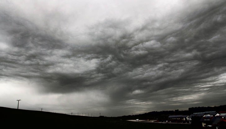 В западната половина ще има интензивни краткотрайни валежи, придружени с гръмотевици В западната половина ще има интензивни краткотрайни валежи, придружени с гръмотевици