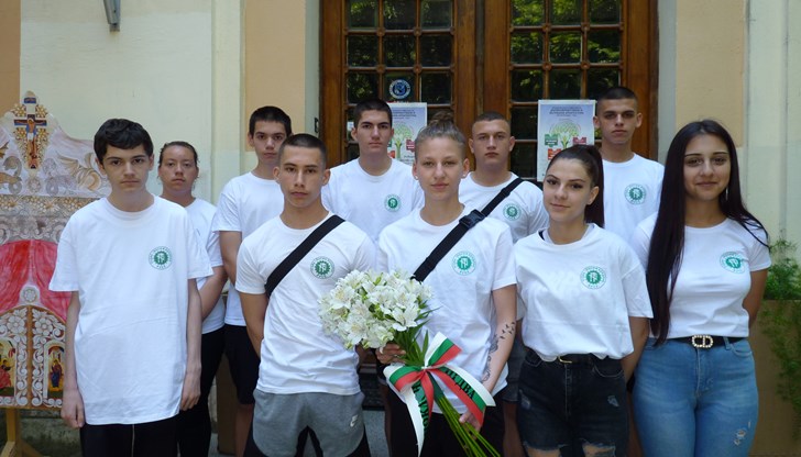 Представителна група ученици участва във възпоменателната церемония пред  Мемориала на загиналите във войните за национално обединение