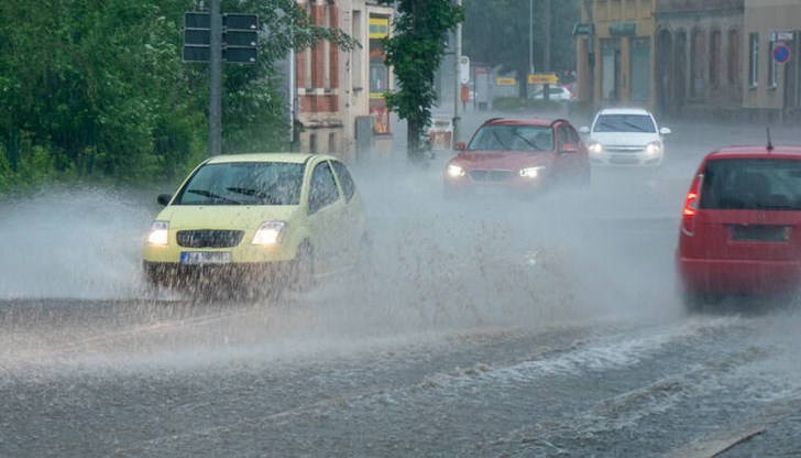 Застояла вода върху пътна настилка може бързо да доведе до аквапланинг